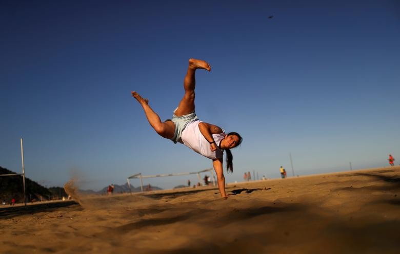 A woman practices capoeira at Copacabana beach in Rio de Janeiro, Brazil, August 2, 2020. REUTERS/Pilar Olivares